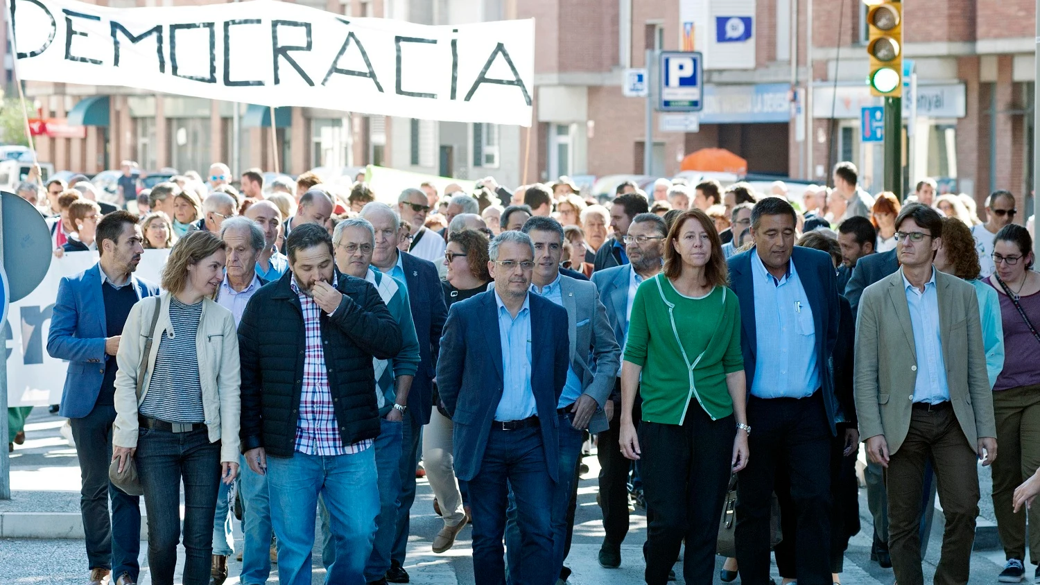 Un grupo de personas acompañan a los alcaldes de Girona y Palafrugell a declarar