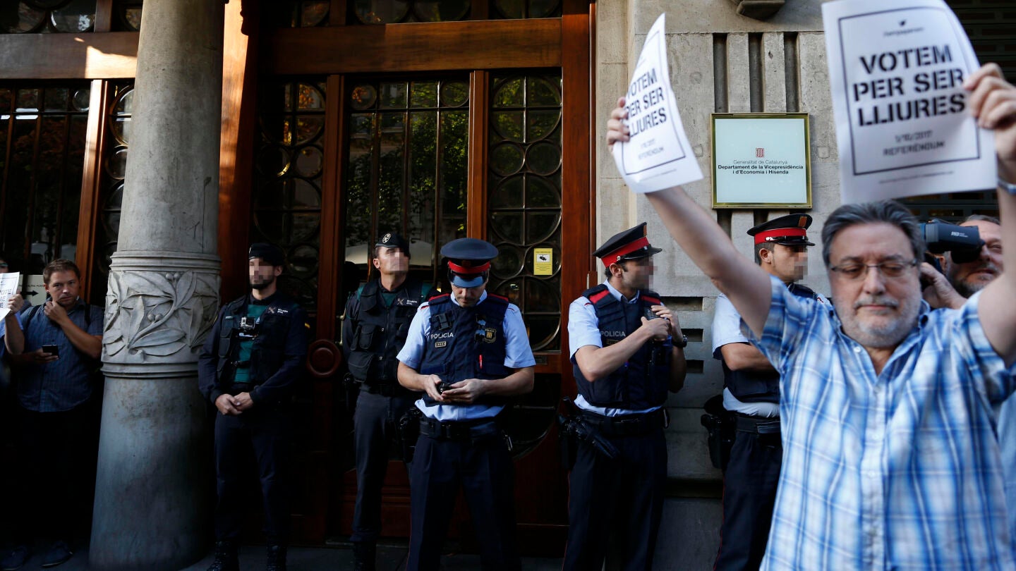 Agentes de la Guardia Civil y de los Mossos d'Esquadra, en la puerta de la conseller&iacute;a de Econom&iacute;a de la Generalitat