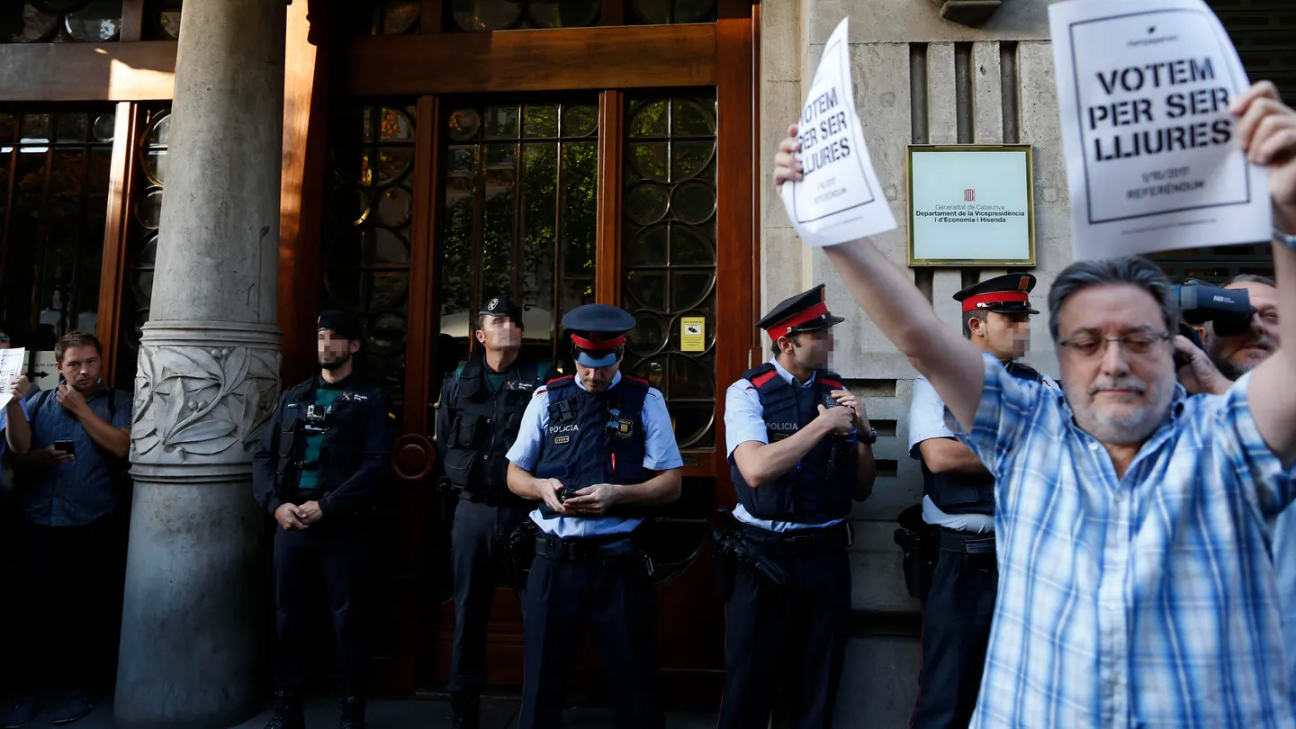 Agentes de la Guardia Civil y de los Mossos d'Esquadra, en la puerta de la consellería de Economía de la Generalitat Agentes de la Guardia Civil y de los Mossos d'Esquadra, en la puerta de la consellería de Economía de la Generalitat
