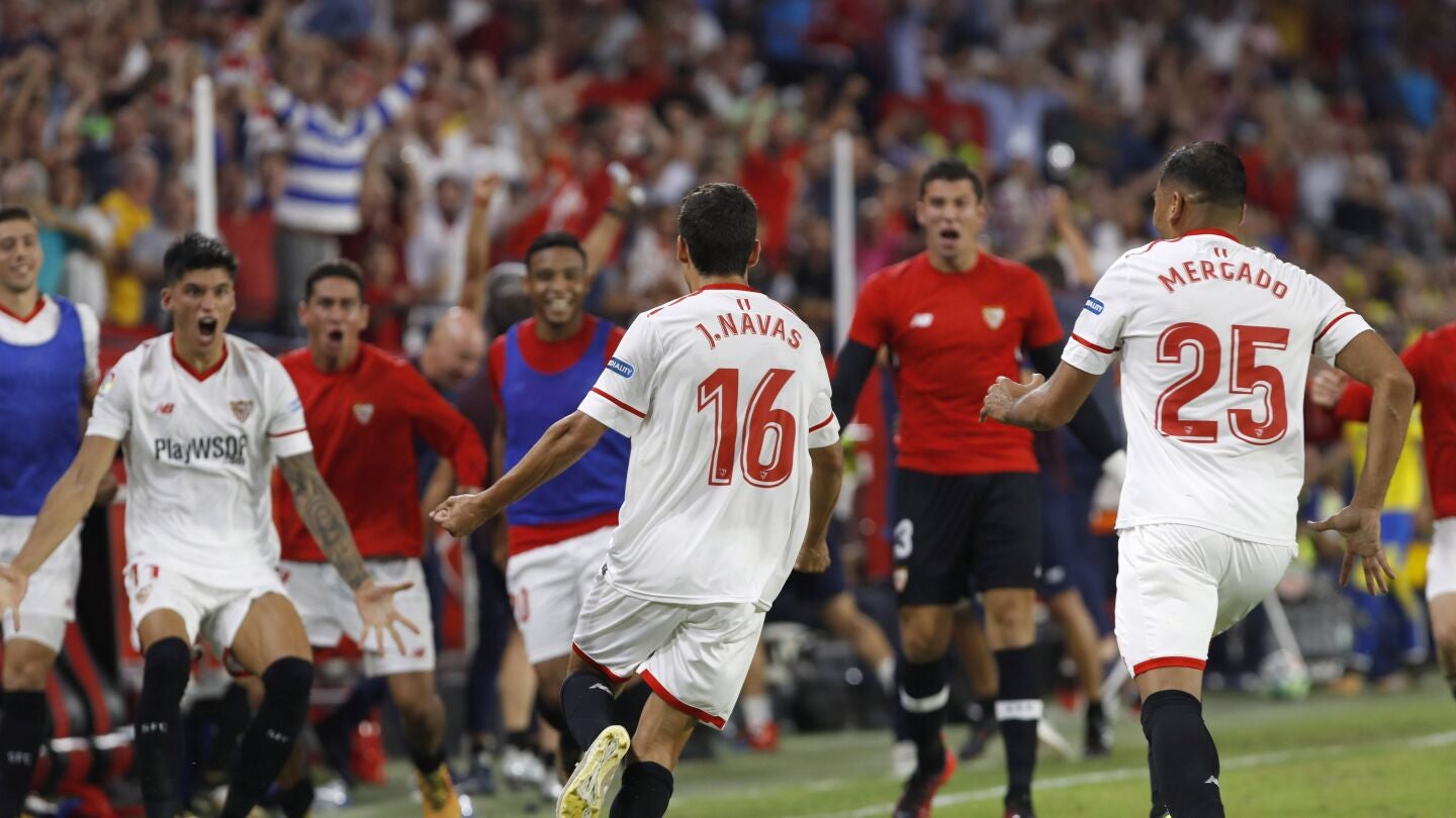 Jes&uacute;s Navas celebra el gol con sus compa&ntilde;eros del Sevilla