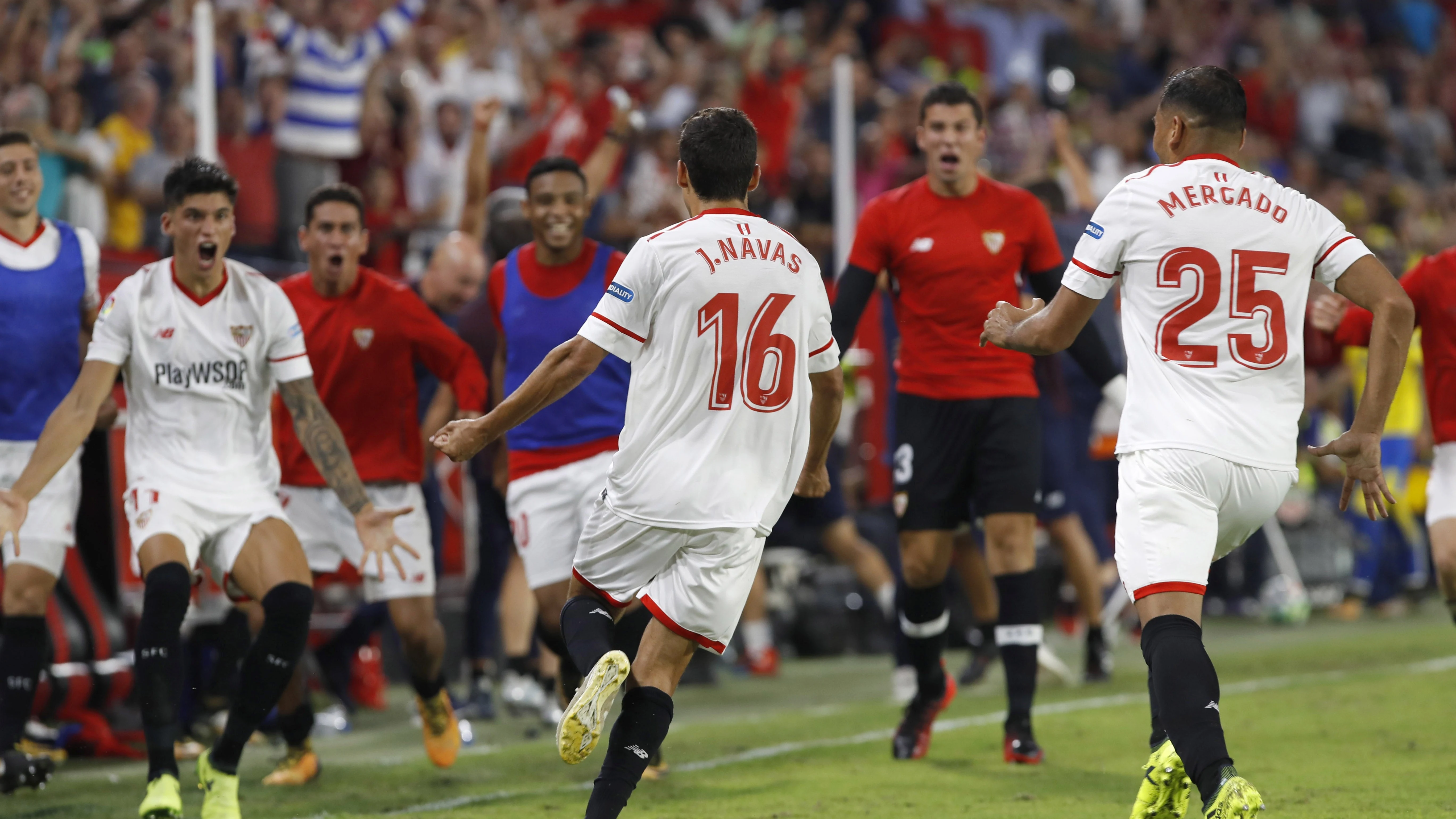 Jesús Navas celebra el gol con sus compañeros del Sevilla Jesús Navas celebra el gol con sus compañeros del Sevilla