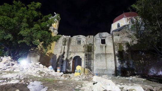 Vista general de la iglesia de Santiago Ap&oacute;stol en la poblaci&oacute;n de Atzala