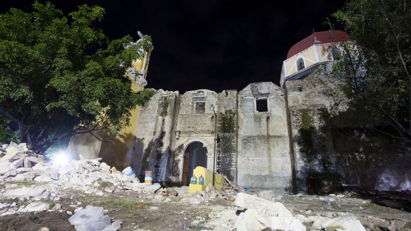Vista general de la iglesia de Santiago Ap&oacute;stol en la poblaci&oacute;n de Atzala