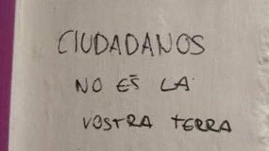 Una de las pintadas que ha aparecido en el negocio de los padres de Rivera Una de las pintadas que ha aparecido en el negocio de los padres de Rivera