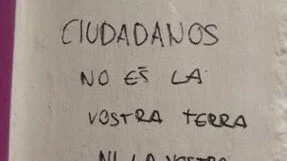 Una de las pintadas que ha aparecido en el negocio de los padres de Rivera