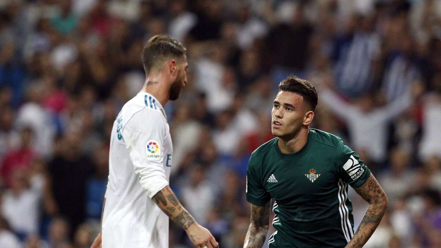 Sergio Ramos mientras el Betis celebra el gol