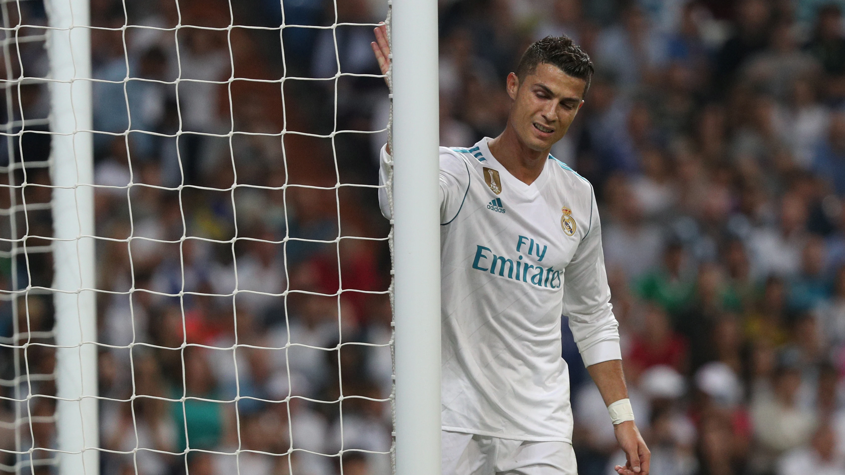 Cristiano Ronaldo golpea el palo de la portería durante el Real Madrid - Betis