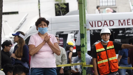 Una mujer espera noticias de sus familaires durante las operaciones de búsqueda de posibles supervivientes Una mujer espera noticias de sus familaires durante las operaciones de búsqueda de posibles supervivientes