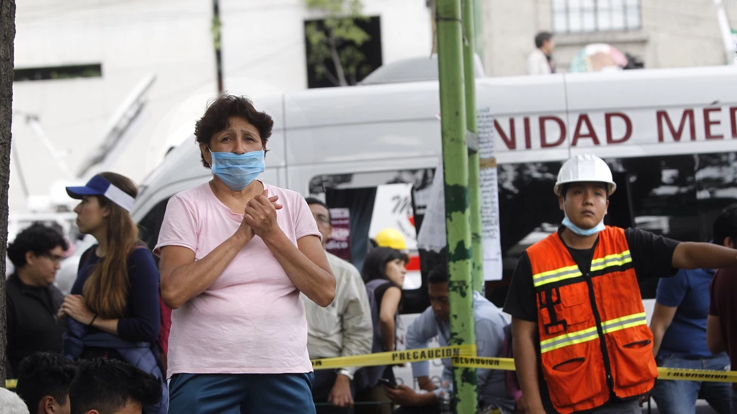 Una mujer espera noticias de sus familaires durante las operaciones de búsqueda de posibles supervivientes Una mujer espera noticias de sus familaires durante las operaciones de búsqueda de posibles supervivientes