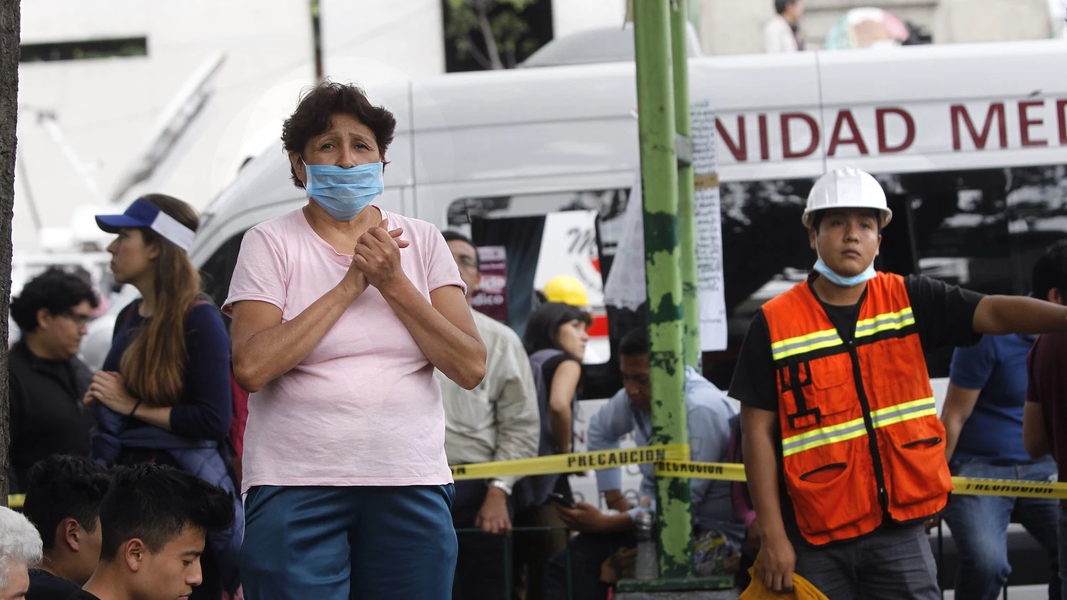 Una mujer espera noticias de sus familaires durante las operaciones de búsqueda de posibles supervivientes Una mujer espera noticias de sus familaires durante las operaciones de búsqueda de posibles supervivientes