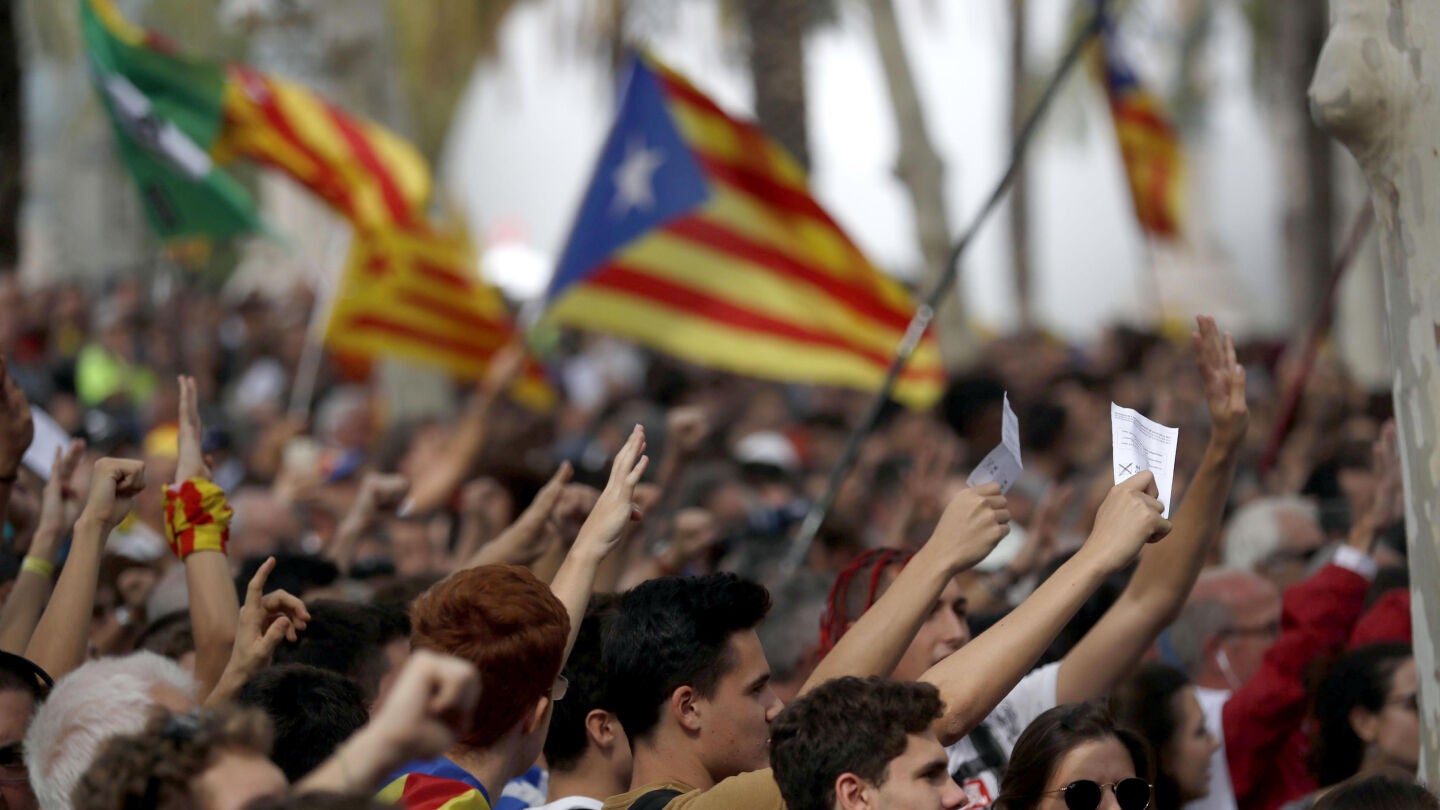 Cientos de personas se concentran frente al Palacio de Justicia de Barcelona, sede del TSJC