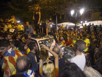 Miles de manifestantes permanecen ante la sede de la conselleria d'Economia Miles de manifestantes permanecen ante la sede de la conselleria d'Economia