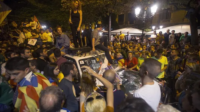 Miles de manifestantes permanecen ante la sede de la conselleria d'Economia