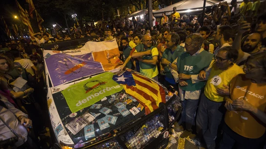 Un coche de la Guardia Civil destrozada frente a la Consellería de Economía Un coche de la Guardia Civil destrozada frente a la Consellería de Economía