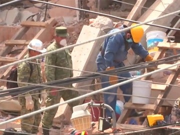 México trabaja a contrarreloj para liberar a las personas atrapadas entre los escombros México trabaja a contrarreloj para liberar a las personas atrapadas entre los escombros