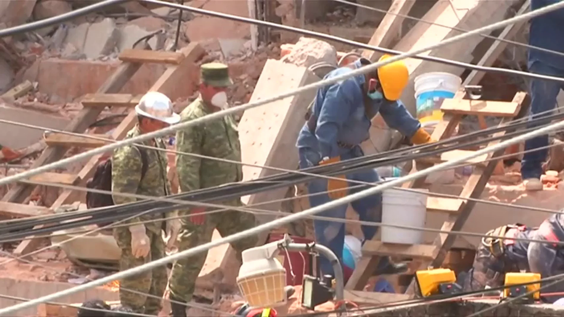 México trabaja a contrarreloj para liberar a las personas atrapadas entre los escombros