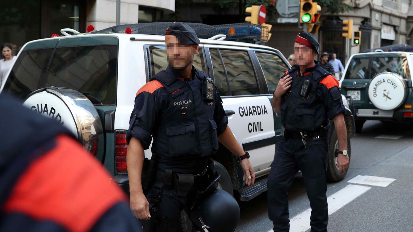 Mossos d'Esquadra escoltan a los veh&iacute;culos de la Guardia Civil