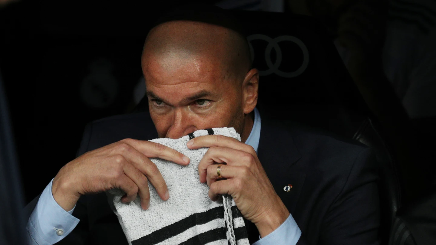 Zidane, en el banquillo durante el Real Madrid - Betis Zidane, en el banquillo durante el Real Madrid - Betis