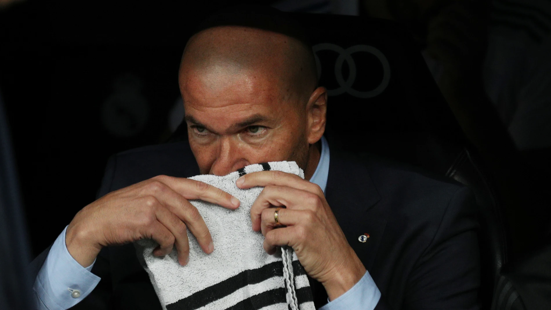 Zidane, en el banquillo durante el Real Madrid - Betis