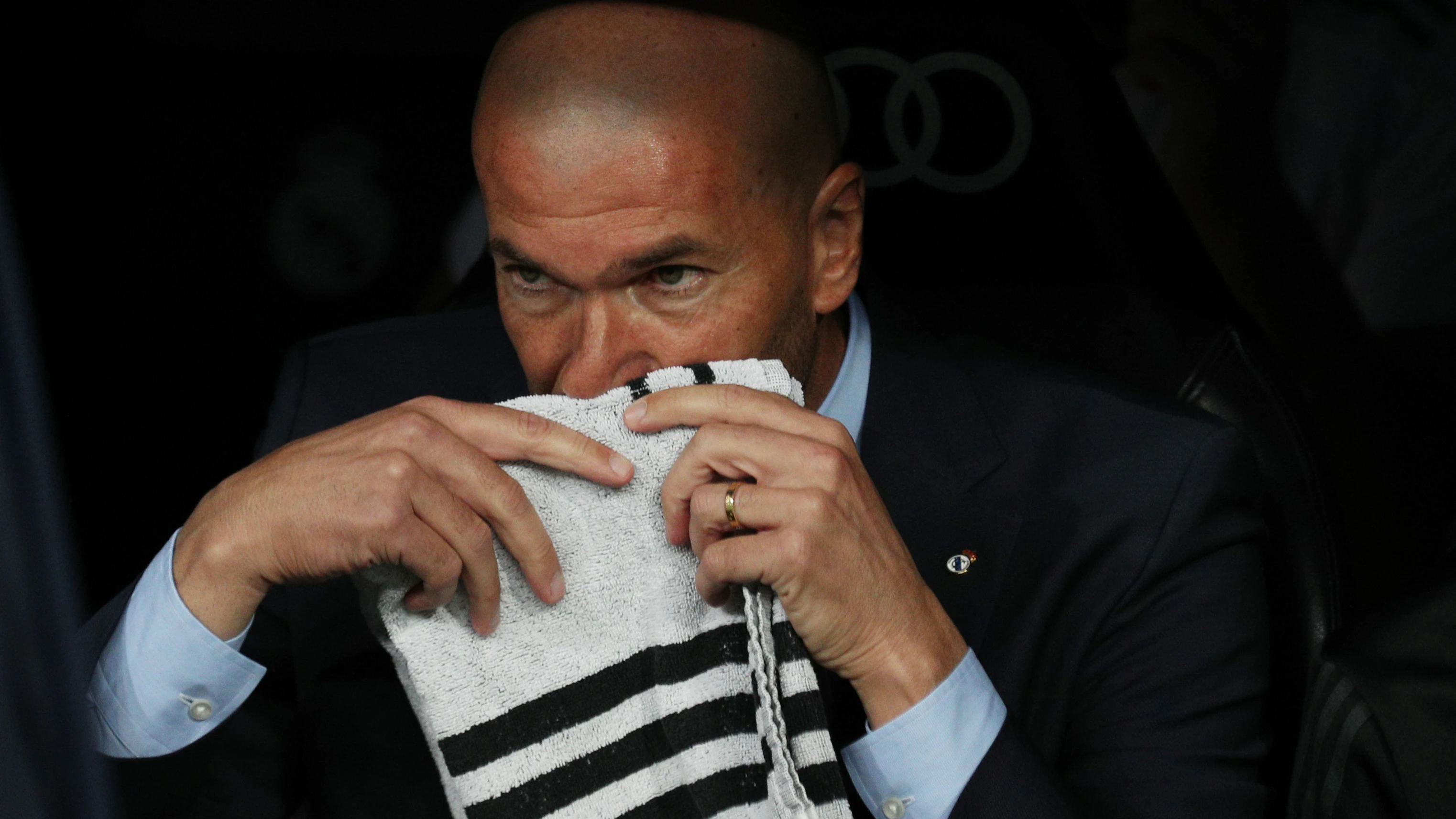 Zidane, en el banquillo durante el Real Madrid - Betis