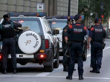 Mossos d'esquadra escoltan a los vehículos de la Guardia Civil Mossos d'esquadra escoltan a los vehículos de la Guardia Civil