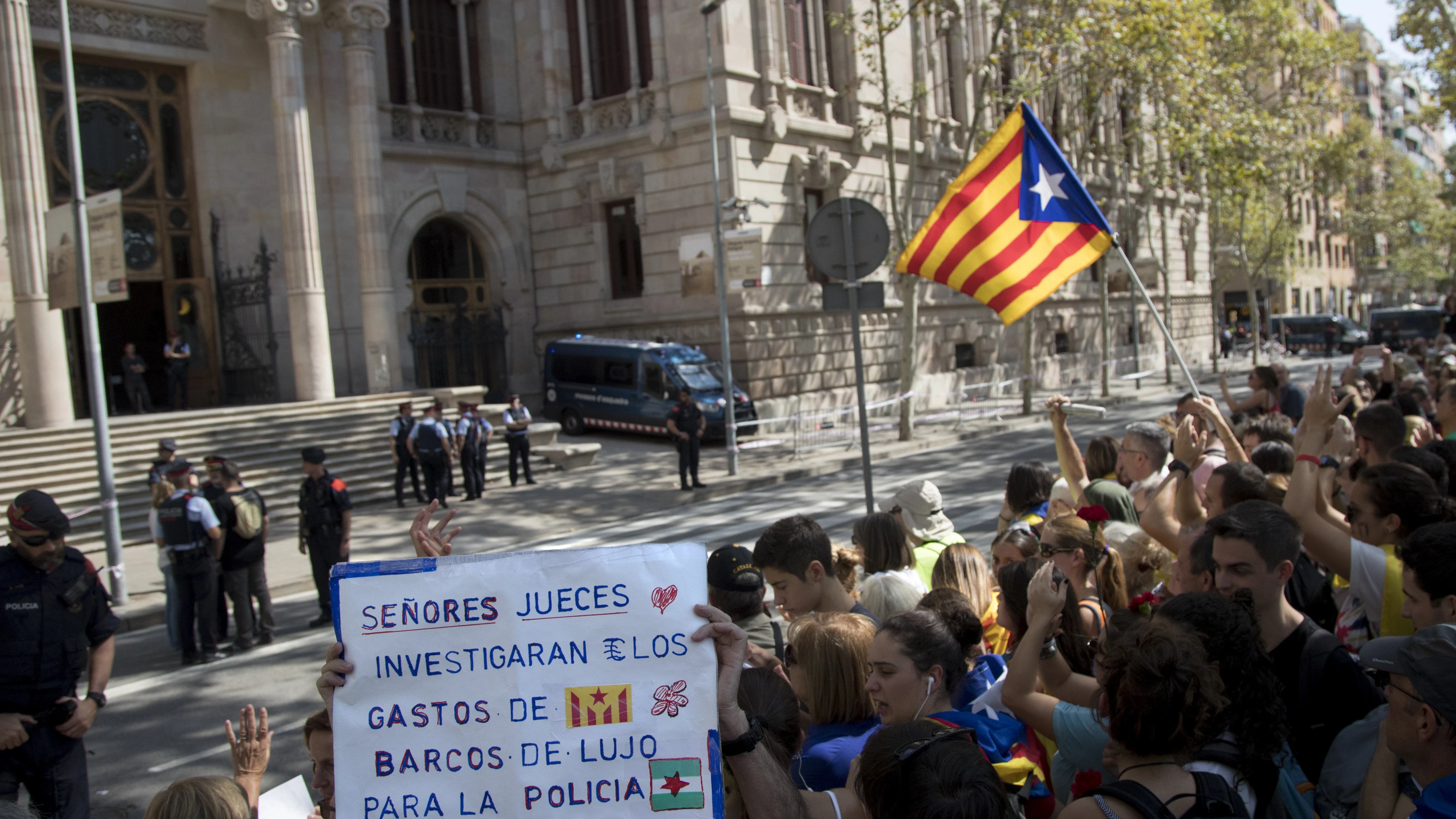 Centenares de personas, convocadas por ANC y Òmnium, se concentran ante el Tribunal Superior de Justicia de Cataluña