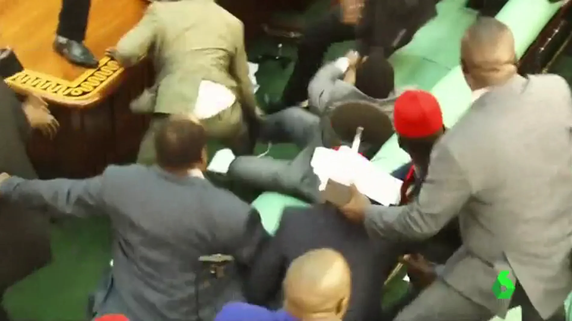 Palos, puñetazos y sillazos, así han acabado los diputados en el Parlamento de Uganda 