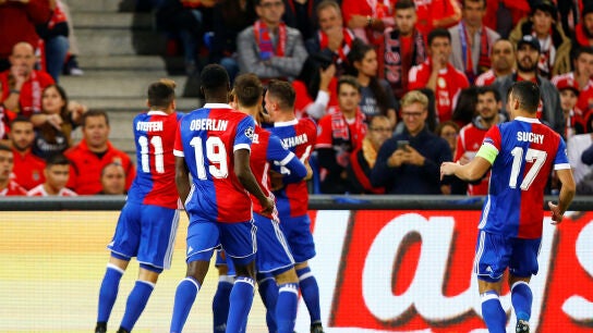 El Baselia celebra con una pi&ntilde;a uno de los goles al Benfica