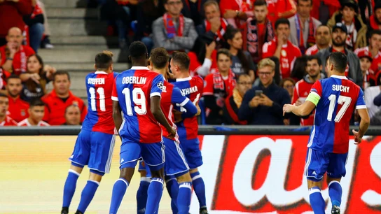 El Baselia celebra con una piña uno de los goles al Benfica El Baselia celebra con una piña uno de los goles al Benfica