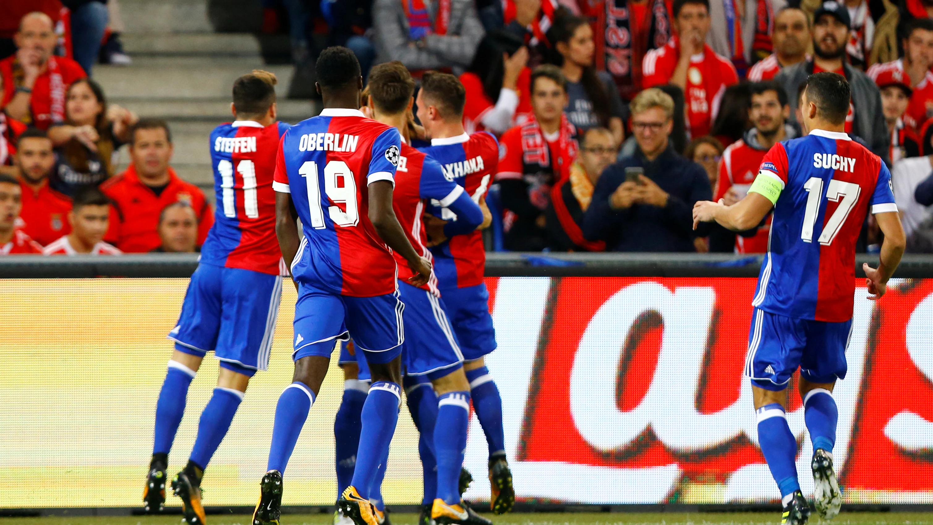 El Baselia celebra con una piña uno de los goles al Benfica