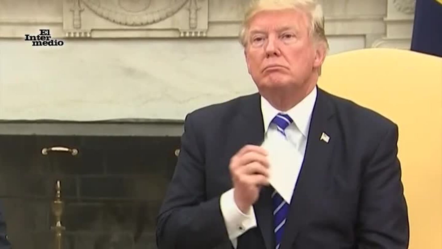 Trump saca de su chaqueta una chuleta