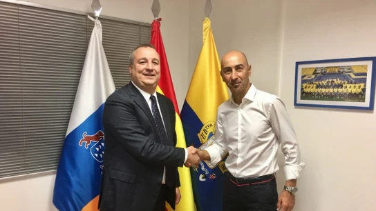 Ayesterán estrecha la mano de Ramírez Ayesterán estrecha la mano de Ramírez
