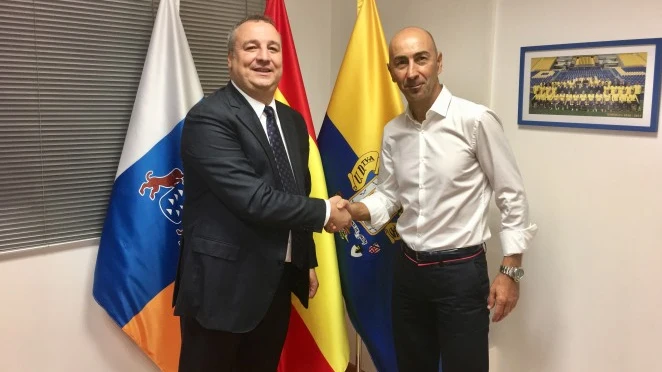 Ayesterán estrecha la mano de Ramírez Ayesterán estrecha la mano de Ramírez
