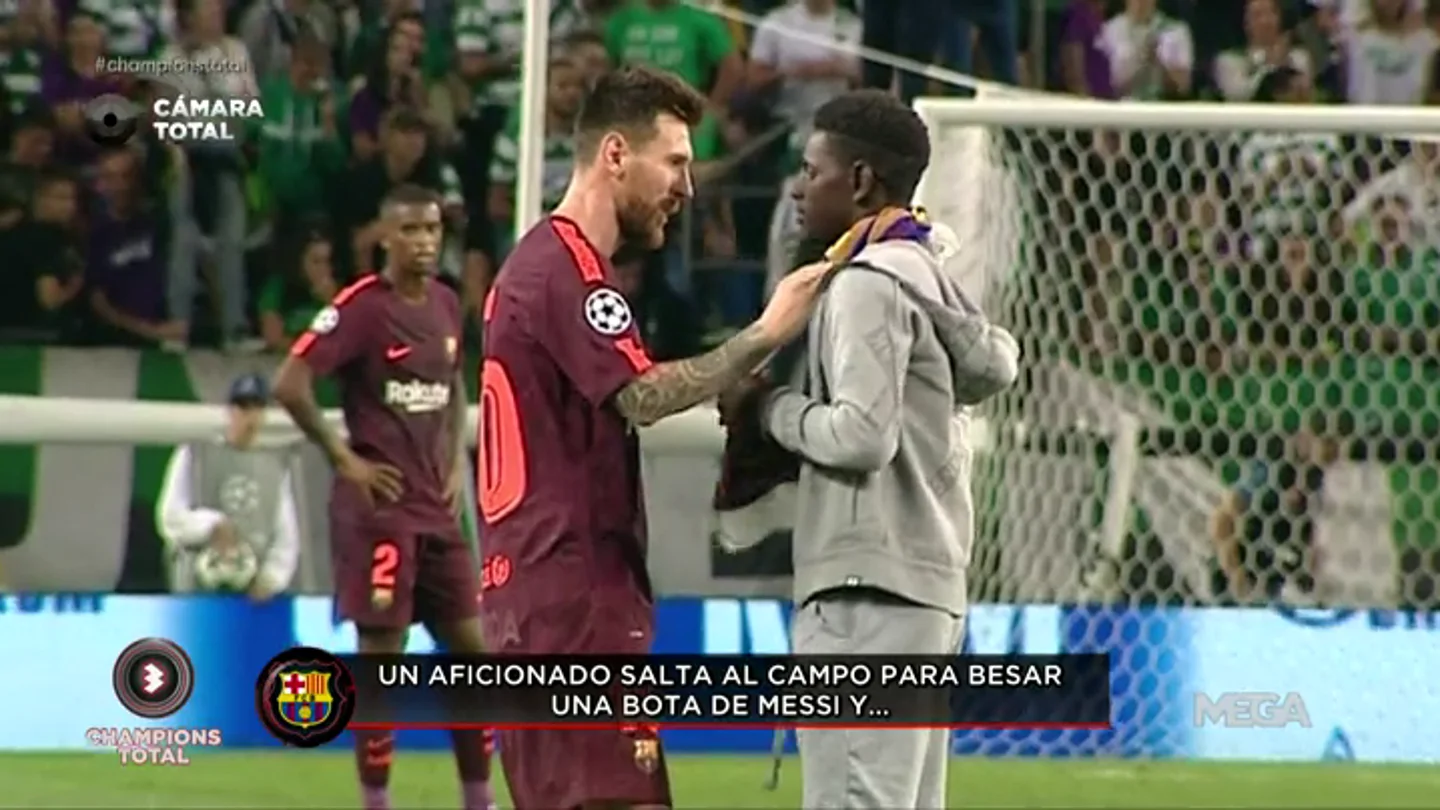 Un aficionado del Sporting salta al campo para besar las botas de Messi... y el estadio estalla: "¡Cristiano Ronaldo!" Un aficionado del Sporting salta al campo para besar las botas de Messi... y el estadio estalla: "¡Cristiano Ronaldo!"