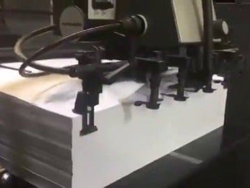 'Minerva contra Anubis': el vídeo de la impresión de papeletas del 1-O con el que Puigdemont responde al Gobierno 'Minerva contra Anubis': el vídeo de la impresión de papeletas del 1-O con el que Puigdemont responde al Gobierno
