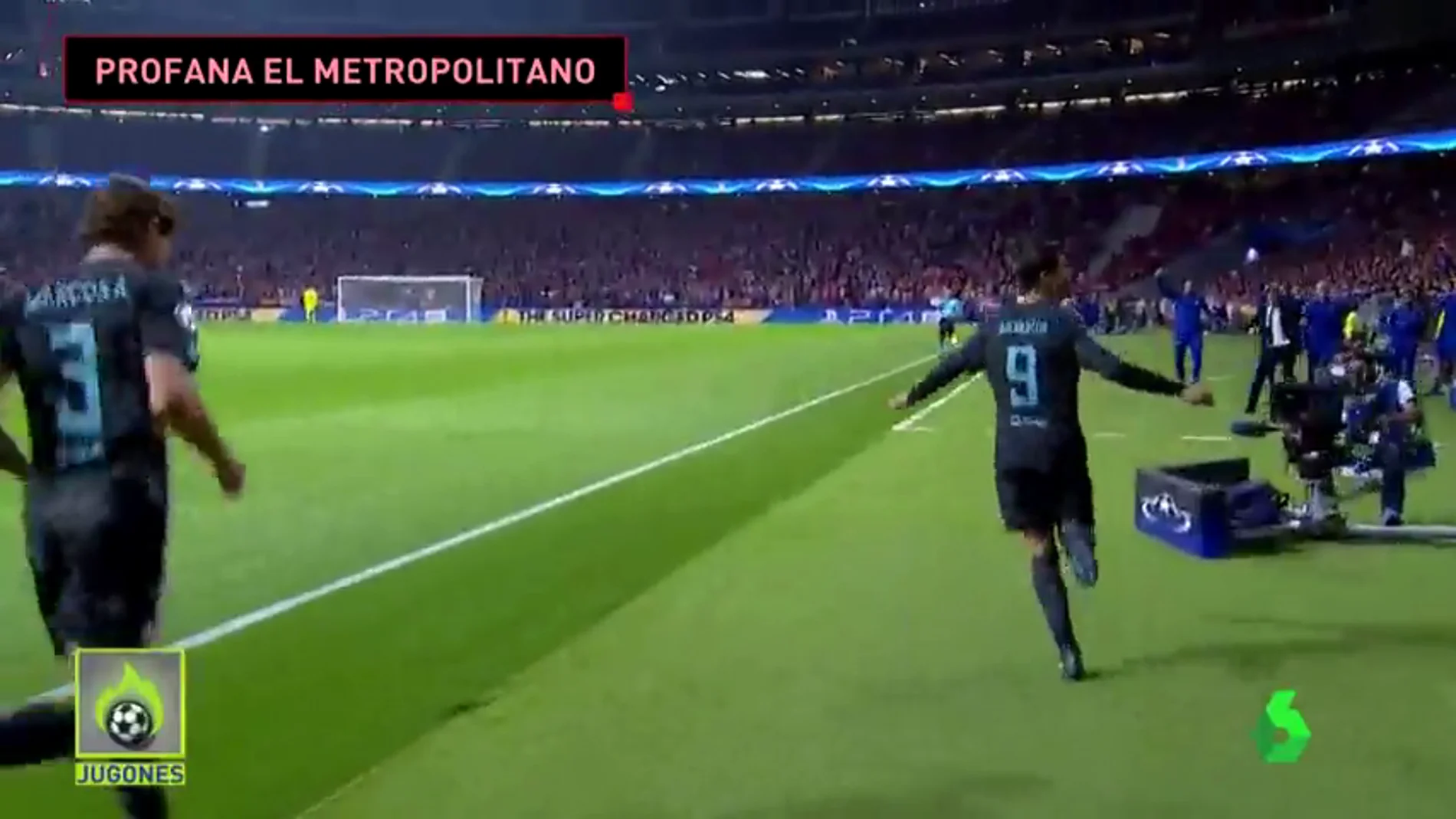 Morata responde a la grada del Wanda Metropolitano lanzando un beso 