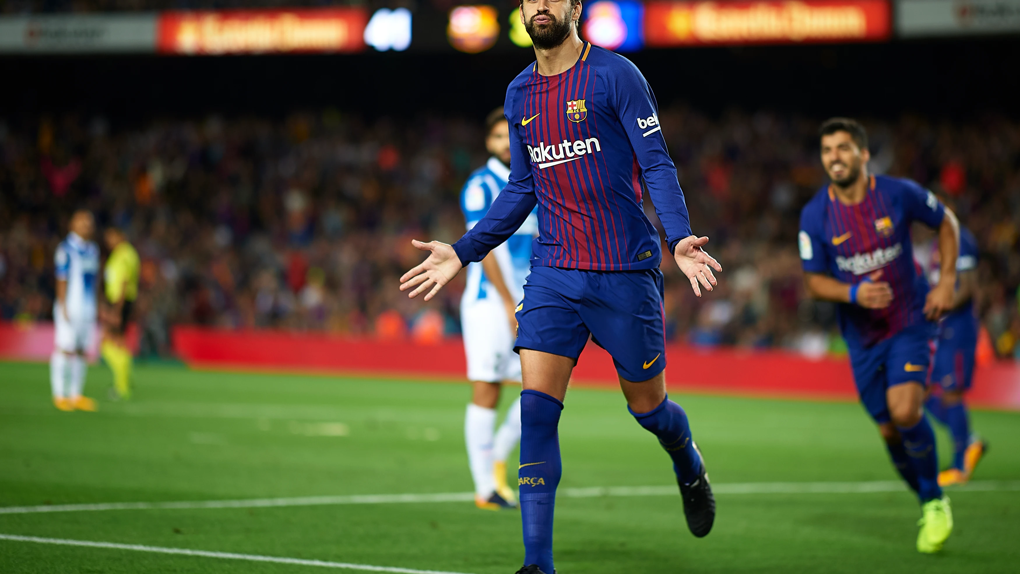 Piqué jugando con el F.C Barcelona Piqué jugando con el F.C Barcelona