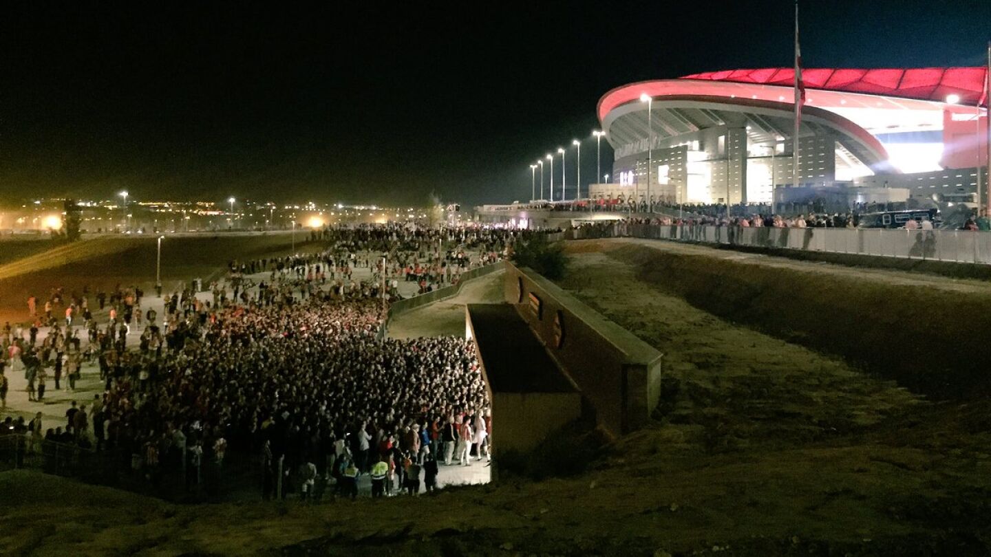 Las interminables colas para acceder al metro del Wanda Metropolitano
