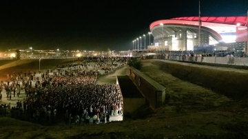 Las interminables colas para acceder al metro del Wanda Metropolitano