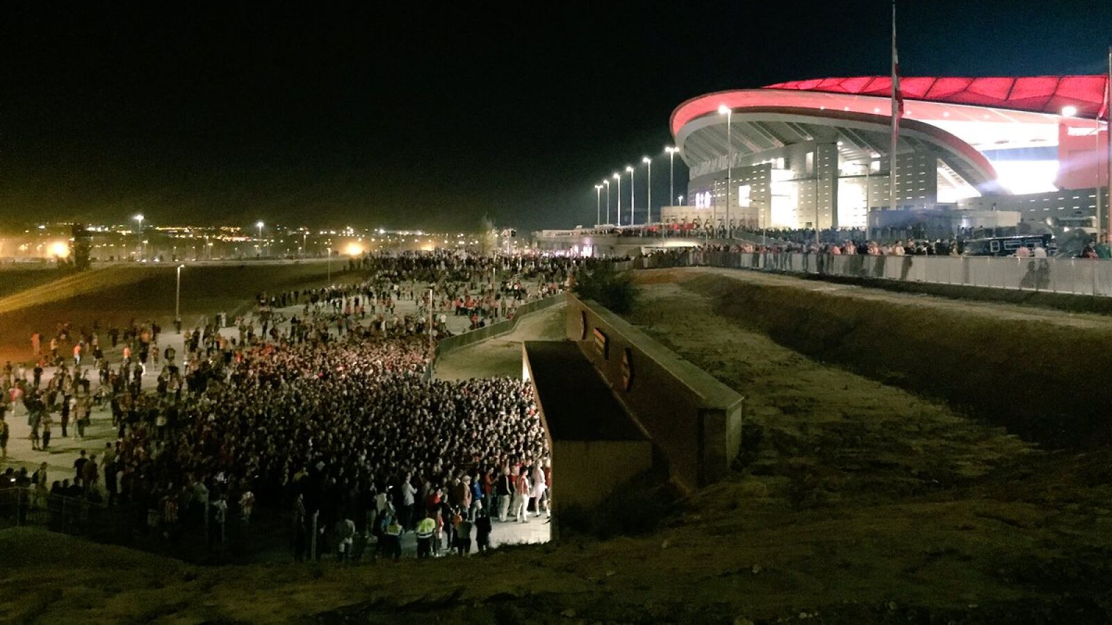 Las interminables colas para acceder al metro del Wanda Metropolitano