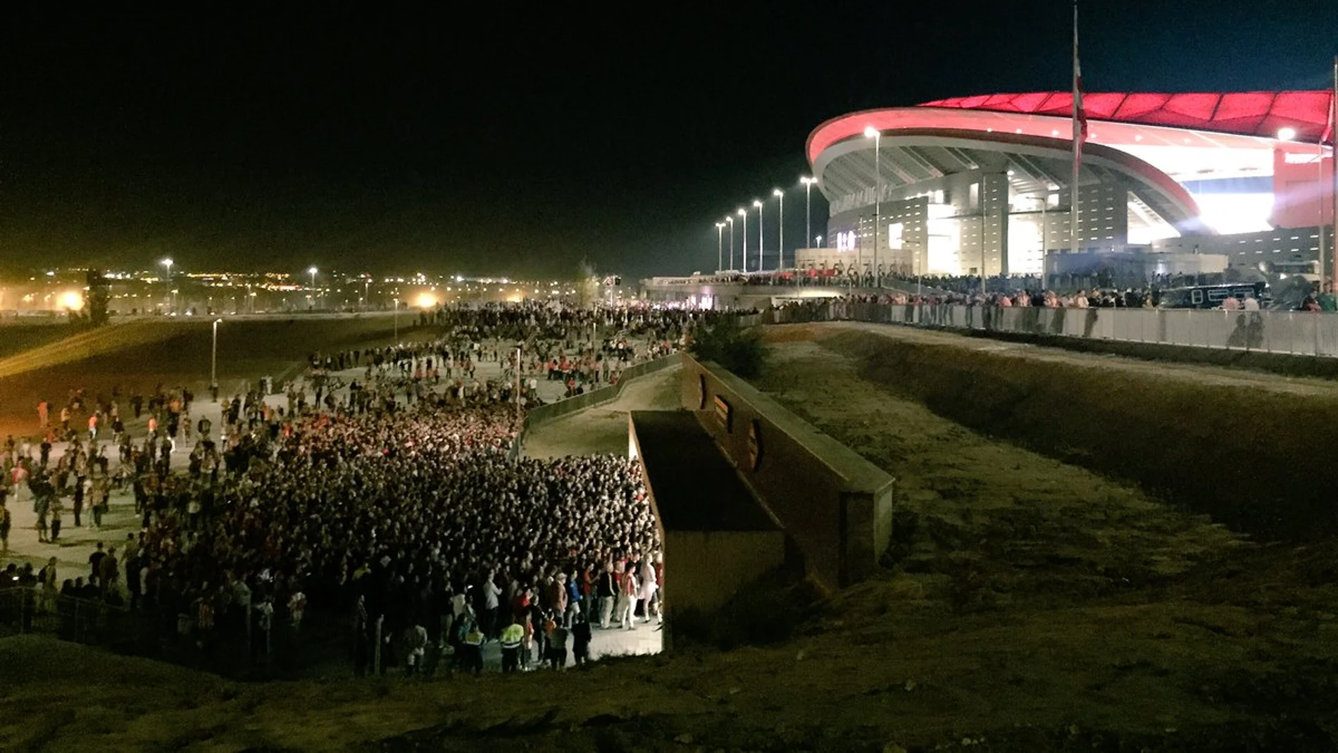 Las interminables colas para acceder al metro del Wanda Metropolitano