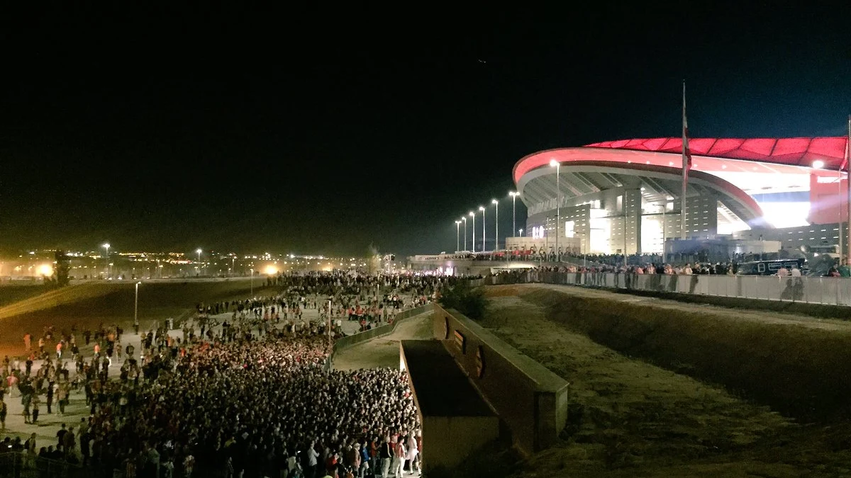 Las interminables colas para acceder al metro del Wanda Metropolitano