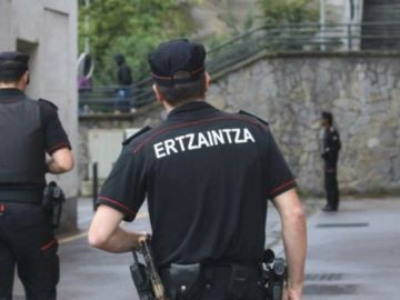 Dos agentes de la Ertzaintza Dos agentes de la Ertzaintza