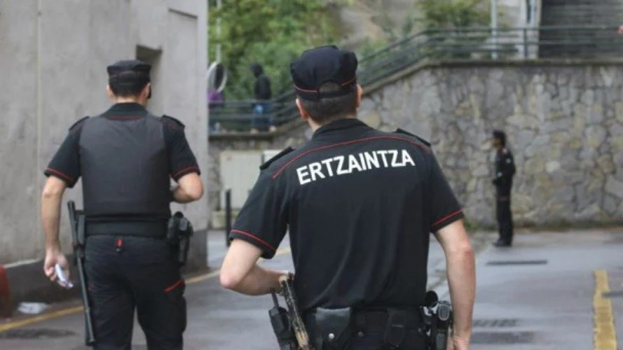 Dos agentes de la Ertzaintza 