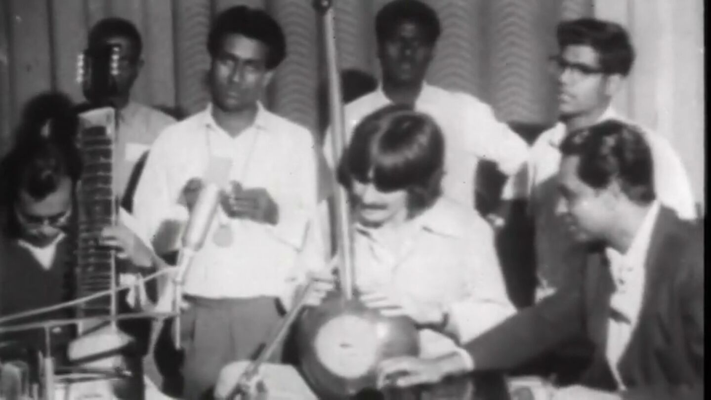 Sale a subasta un sitar que perteneci&oacute; al guitarrista de los Beatles George Harrison