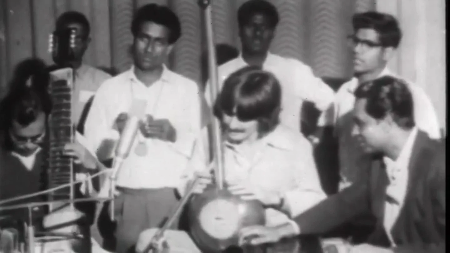 Sale a subasta un sitar que perteneció al guitarrista de los Beatles George Harrison Sale a subasta un sitar que perteneció al guitarrista de los Beatles George Harrison