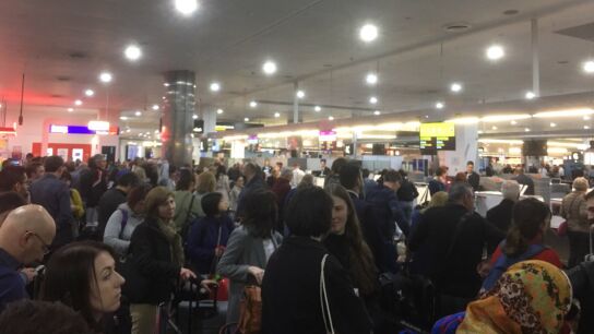 Los pasajeros esperan para poder facturar sus equipajes