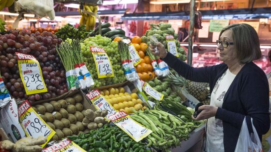 En la imagen, una mujer hace su compra en una fruter&iacute;a del mercado.