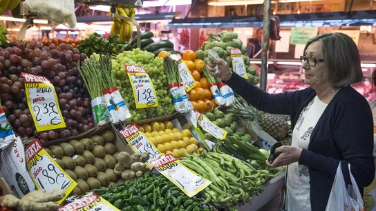 En la imagen, una mujer hace su compra en una frutería del mercado. En la imagen, una mujer hace su compra en una frutería del mercado.