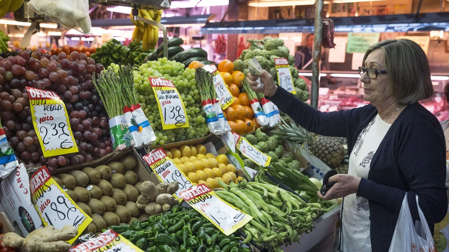 En la imagen, una mujer hace su compra en una frutería del mercado. En la imagen, una mujer hace su compra en una frutería del mercado.